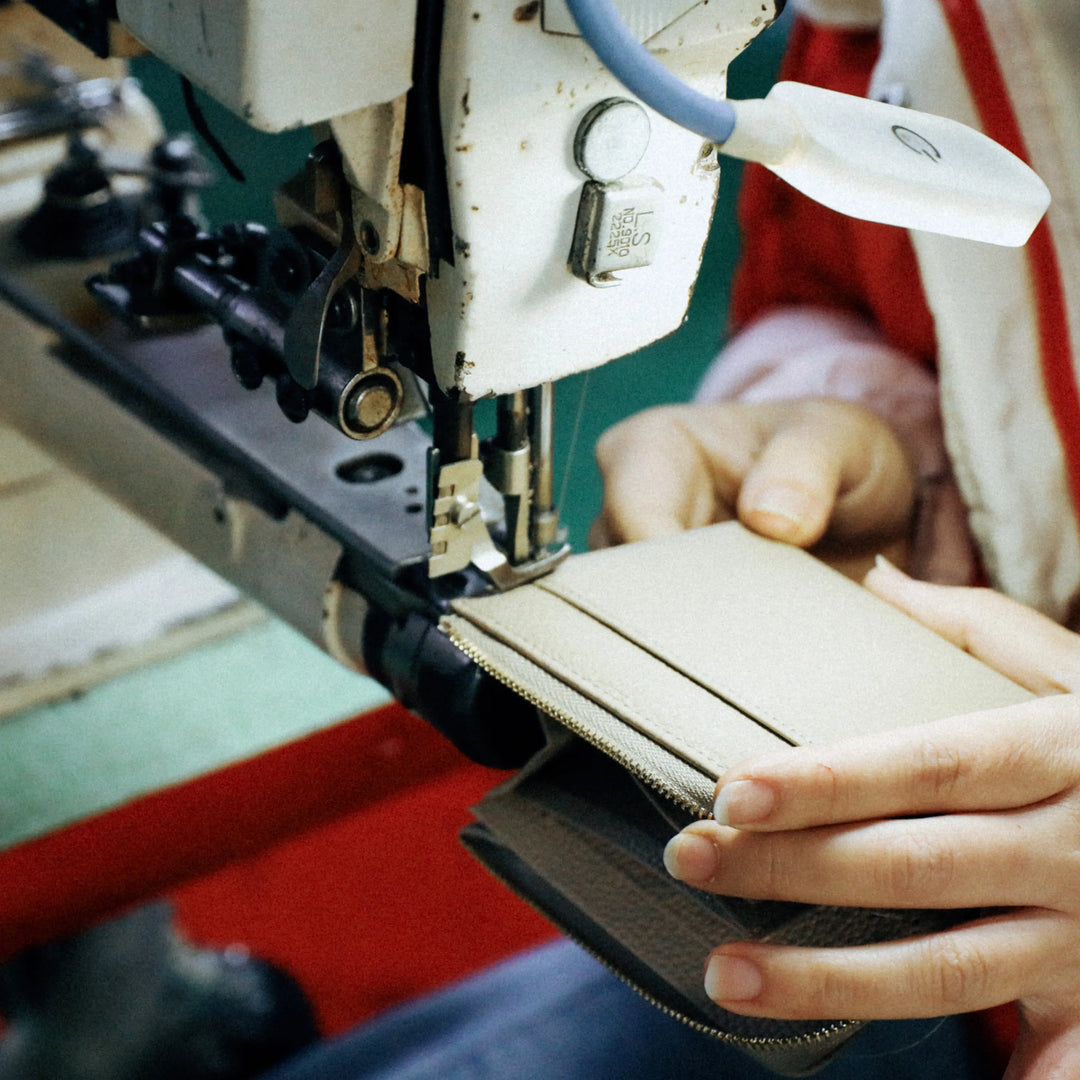 TILONSTAR craftsmen stitching leather wallets during production process